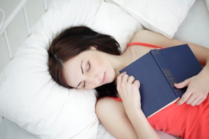 lire-un-livre-pour-mieux-dormir