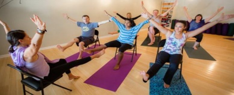 exercice-physique-3-minutes-de-yoga-assis